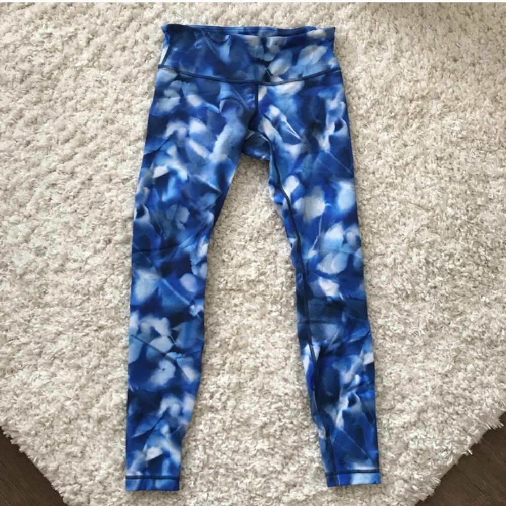 Blue tie-dyed Lululemons